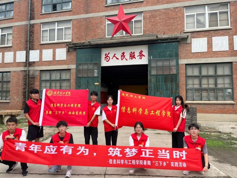 在太行博物館,實踐團(tuán)的成員們參觀了展館陳列的歷史文物,結(jié)合所學(xué)知識講解了歷史故事。同時,親身感受了文物道具的歷史溫度和厚重感,激發(fā)了團(tuán)隊成員們的興趣和愛國熱情。