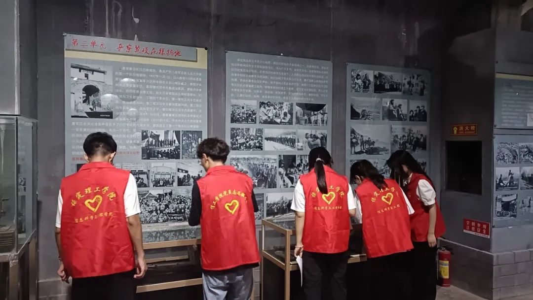 在太行博物館,實踐團(tuán)的成員們參觀了展館陳列的歷史文物,結(jié)合所學(xué)知識講解了歷史故事。同時,親身感受了文物道具的歷史溫度和厚重感,激發(fā)了團(tuán)隊成員們的興趣和愛國熱情。