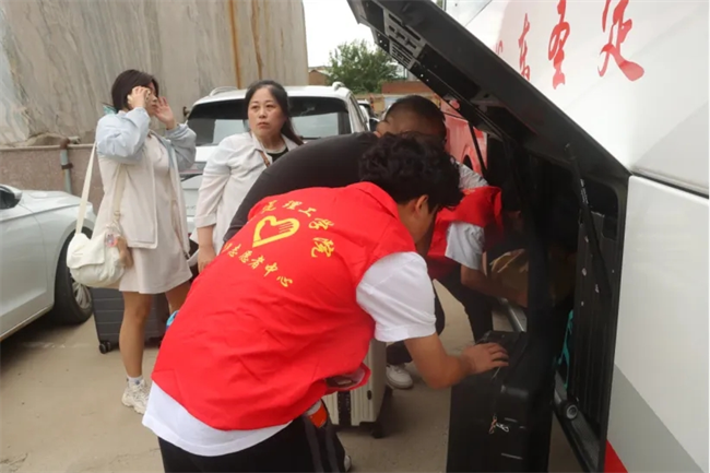 迎新啟航，我們是最早出發(fā)的志愿者-——保定理工學(xué)院開展志愿者接站服務(wù)