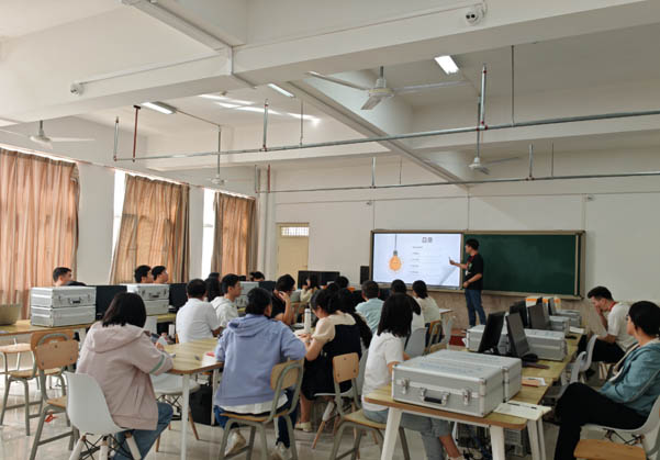 強(qiáng)技能，促提升—信息科學(xué)與工程學(xué)院教師技能系列培訓(xùn)（六）順利開展
