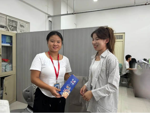 情意滿中秋，月餅送祝福|信工學(xué)院為教職工發(fā)放中秋月餅