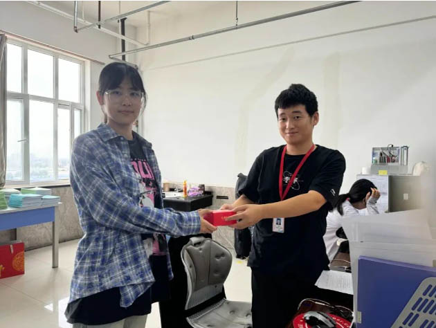 情意滿中秋，月餅送祝福|信工學(xué)院為教職工發(fā)放中秋月餅