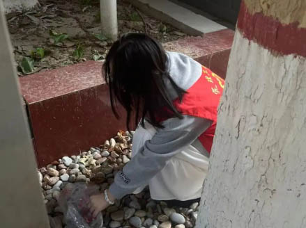 “彎腰拾起責任，行動扮靚校園”｜信息科學與工程學院開展“倡行彎腰行動”主題活動（一）