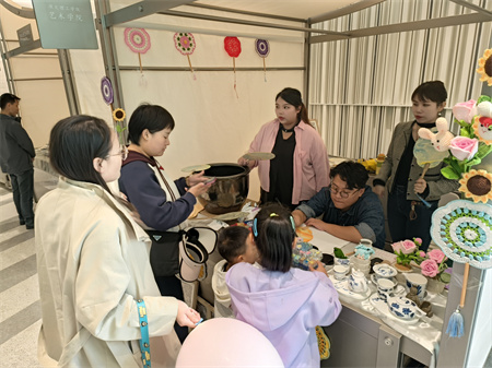 保定理工學(xué)院藝術(shù)學(xué)院師生閃耀雄安商服中心X青年藝術(shù)節(jié) ——共繪青春色彩，綻放藝術(shù)魅力
