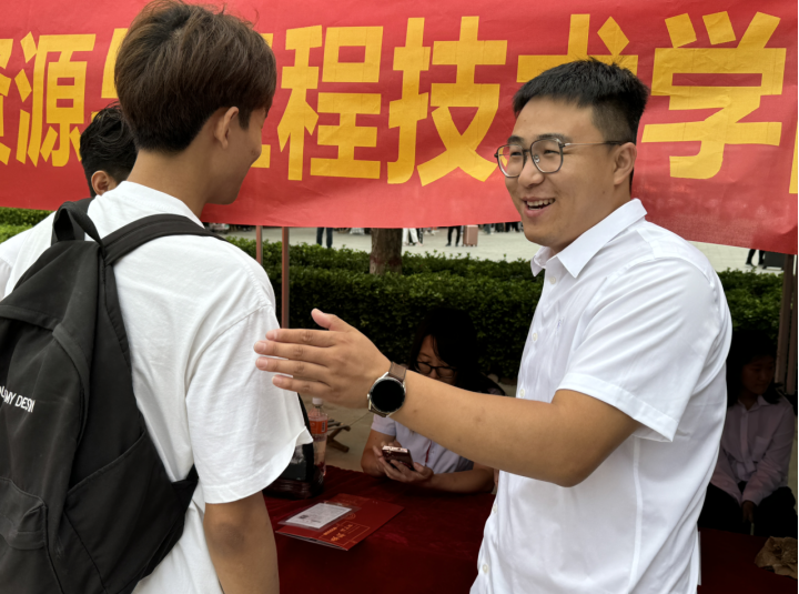 資源學(xué)院“以愛迎新,輔導(dǎo)員在行動(dòng)”