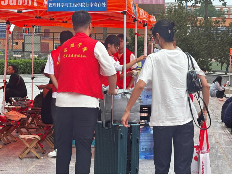 我為同學(xué)做實事 | 管理學(xué)院“同伴成長,暖心起航