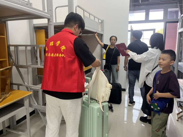 我為同學(xué)做實事 | 管理學(xué)院“同伴成長,暖心起航