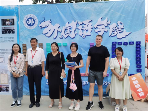 外教Adam助力新生提升英語(yǔ)水平