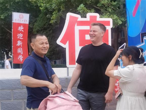 外教Adam助力新生提升英語(yǔ)水平