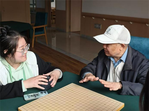 外國語學院志愿者服務(wù)隊走進基泰頤養(yǎng)中心