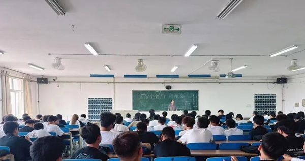 安全教育|保定理工學(xué)院|管理學(xué)院|平安過國慶，安全需謹(jǐn)記
