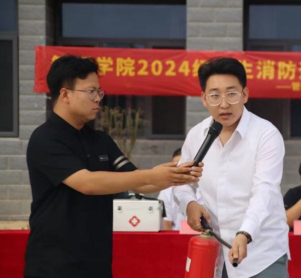 安全教育|保定理工學(xué)院|管理學(xué)院|消防演練筑防線，新生技能展風(fēng)采