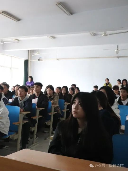 保定理工學(xué)院會(huì)計(jì)學(xué)院團(tuán)旗引領(lǐng)成長(zhǎng)路，培訓(xùn)鑄就青春夢(mèng)