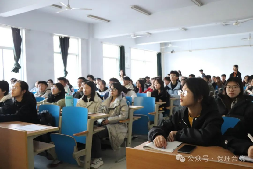 保定理工學(xué)院會計(jì)學(xué)院團(tuán)旗引領(lǐng)成長路，培訓(xùn)鑄就青春夢