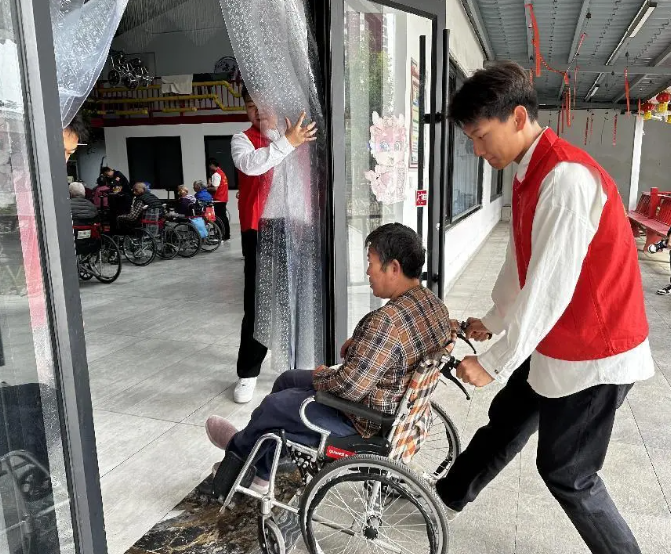 保定理工學(xué)院開辦“傳承孝老情 志愿暖人心”志愿活動