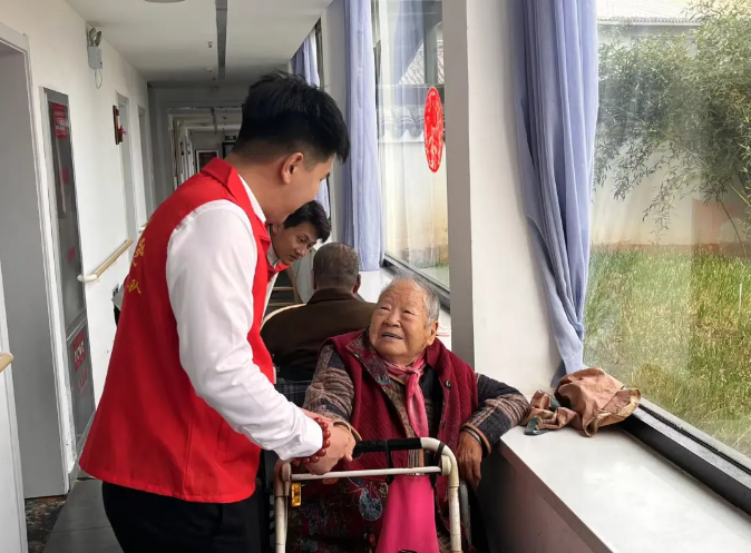 保定理工學(xué)院開辦“傳承孝老情 志愿暖人心”志愿活動