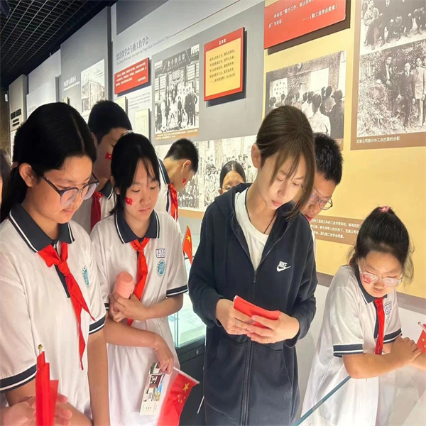 保定理工學(xué)院：大學(xué)生化身“紅色故事”志愿講解員