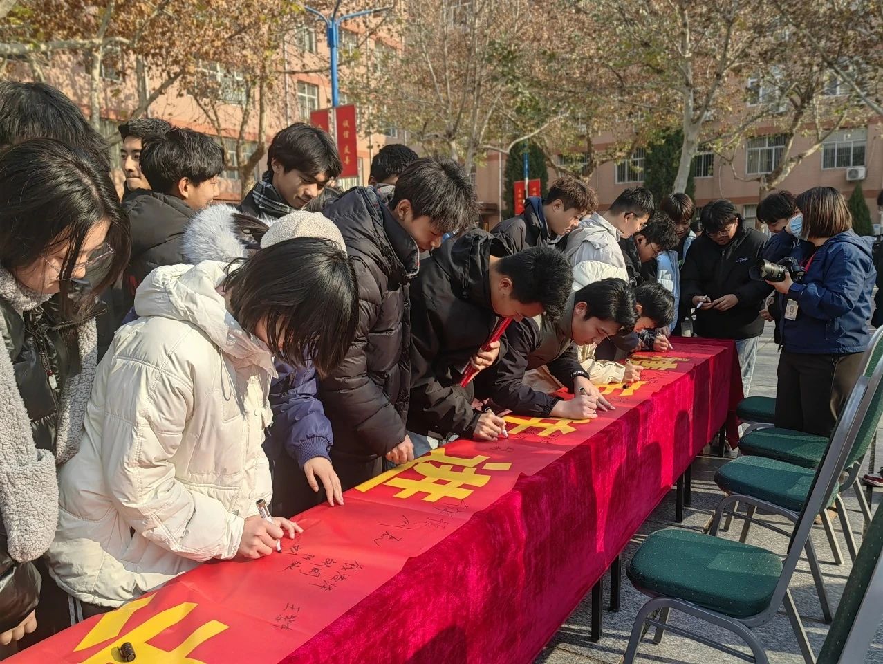 攜手并進(jìn)，共筑國(guó)家安全