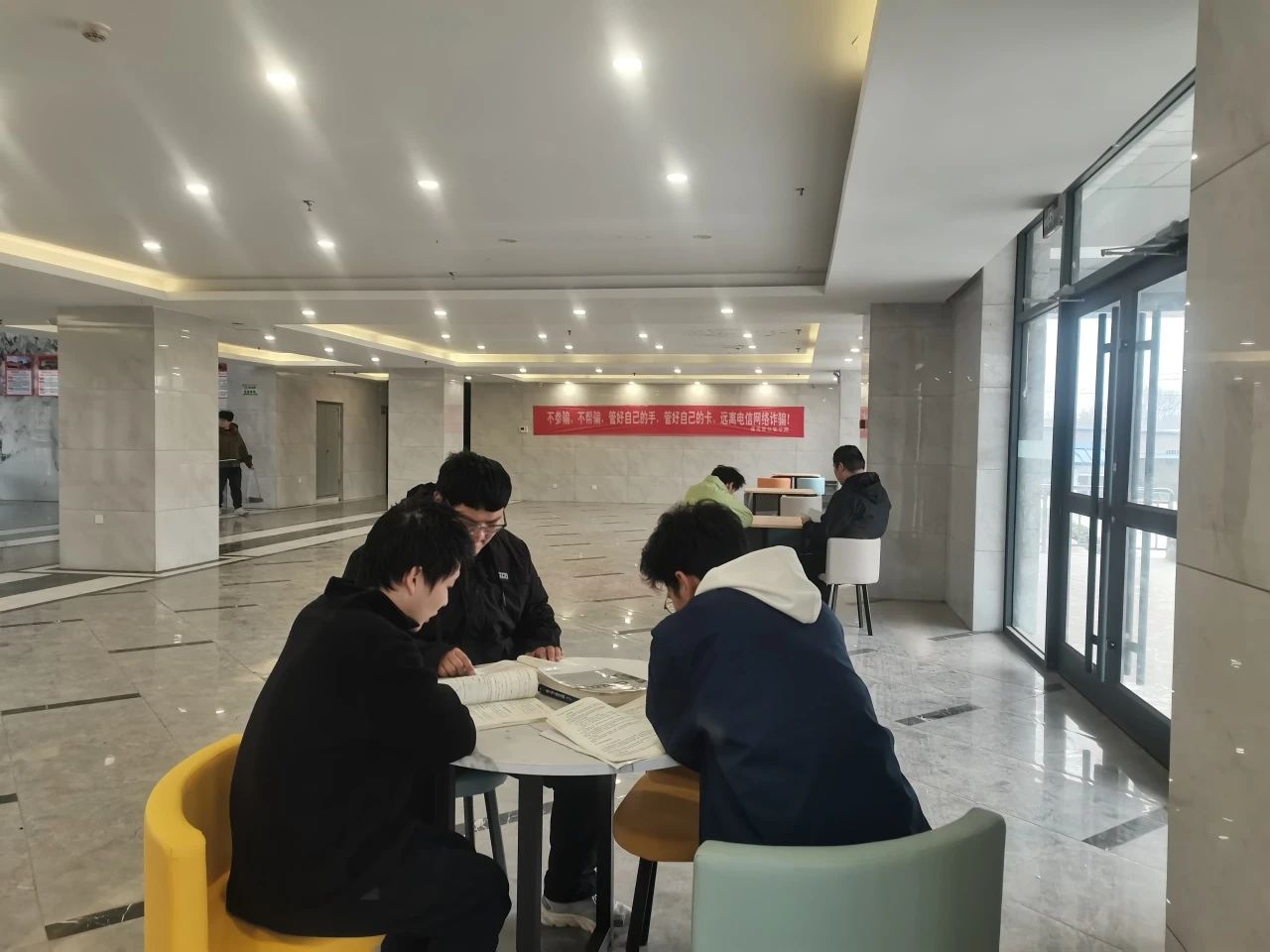 宿舍大廳“悠韻角”，休閑桌椅待君歇