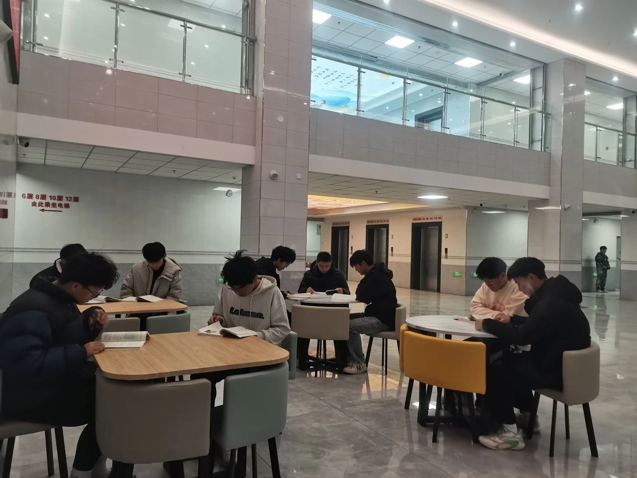 宿舍大廳“悠韻角”，休閑桌椅待君歇