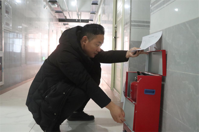 嚴(yán)檢校園設(shè)施  筑牢安全防線--保定理工學(xué)院組織開(kāi)展安全大檢查