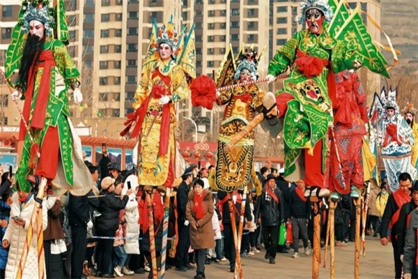 打起鑼來敲起鼓，歡天喜地鬧新春