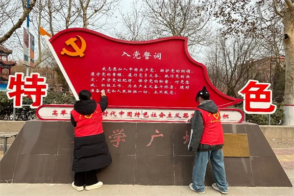 經(jīng)濟學(xué)院積極開展志愿者校園清掃活動，助力校園環(huán)境美化