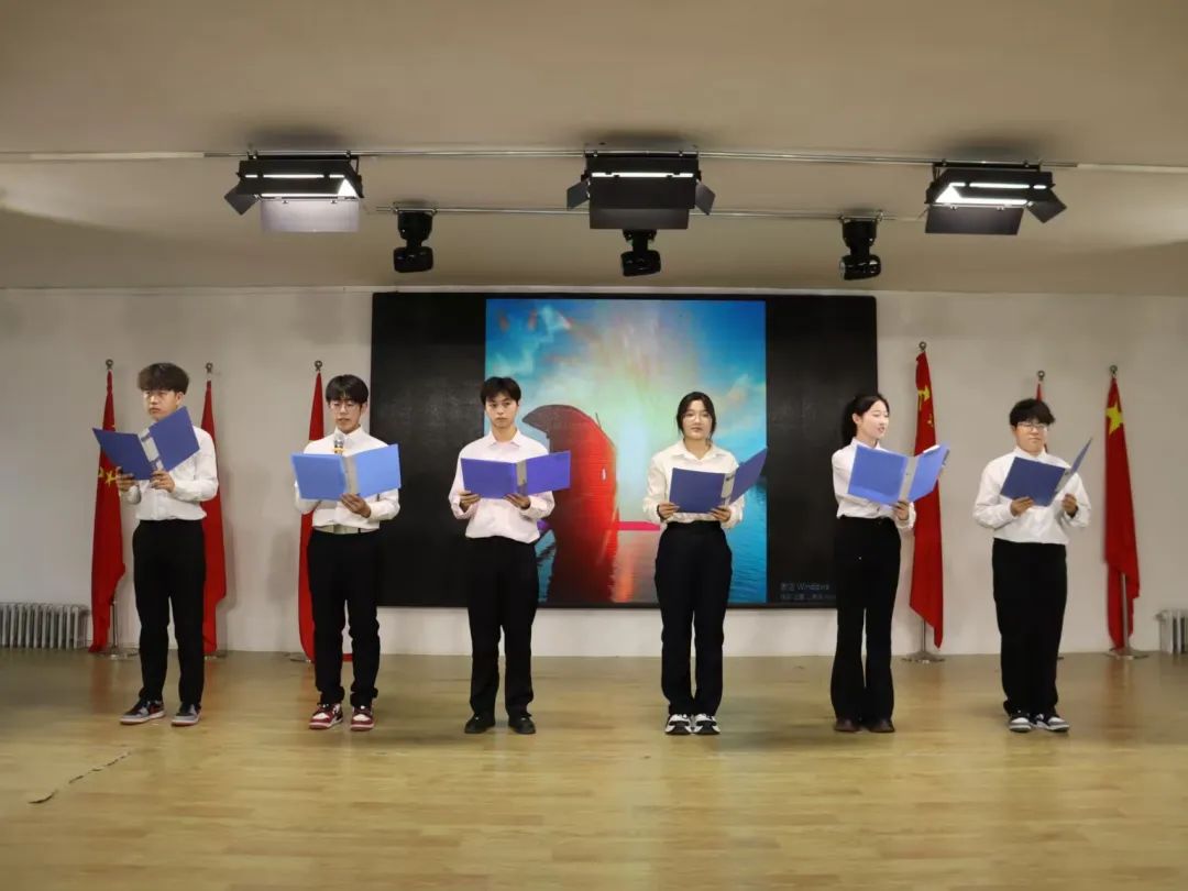 弘揚(yáng)雷鋒精神，爭(zhēng)做時(shí)代新人