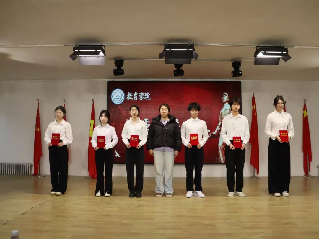 弘揚(yáng)雷鋒精神，爭(zhēng)做時(shí)代新人