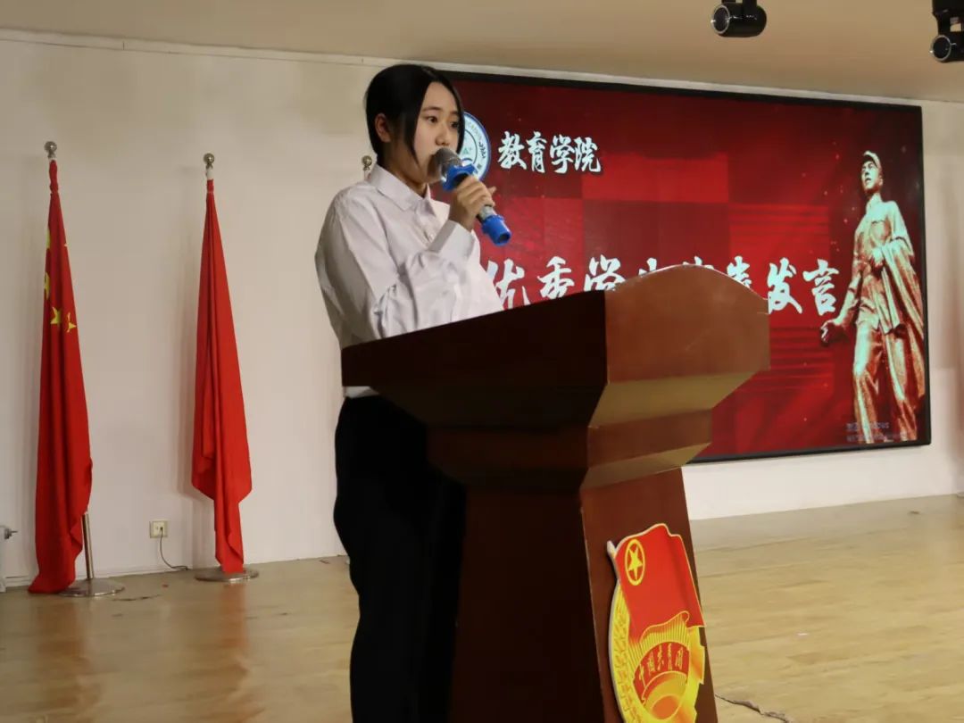 弘揚(yáng)雷鋒精神，爭(zhēng)做時(shí)代新人