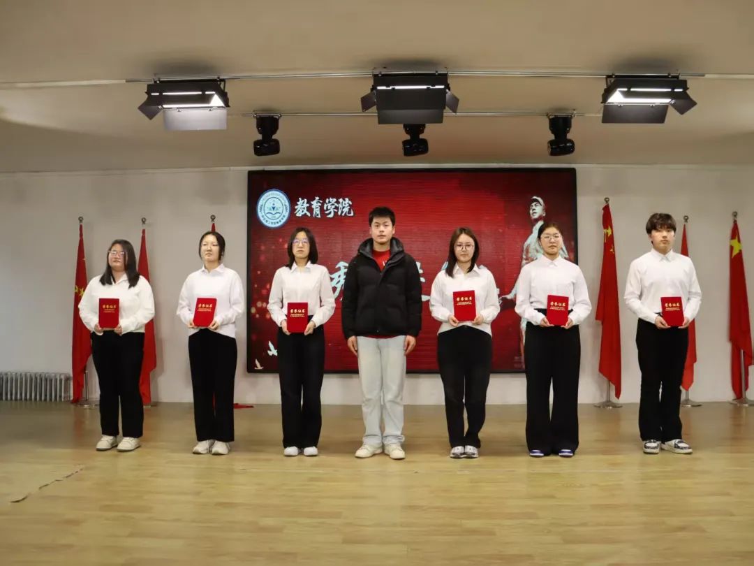 弘揚(yáng)雷鋒精神，爭(zhēng)做時(shí)代新人