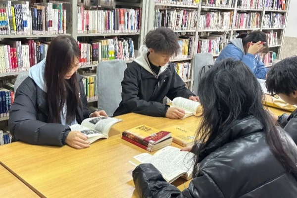 保定理工學(xué)院經(jīng)濟(jì)學(xué)院：圖書館里的自律風(fēng)景，學(xué)風(fēng)與感恩教育的生動(dòng)實(shí)踐