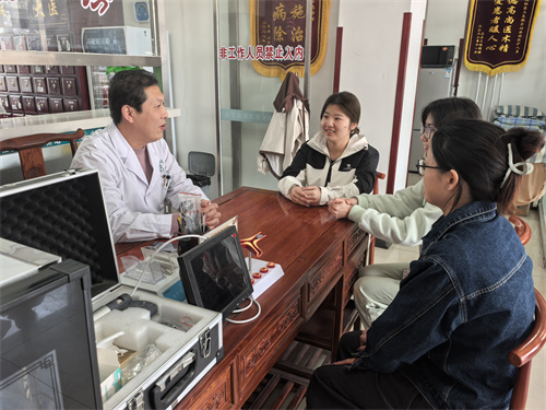 校園志愿進社區(qū)，暖心服務踐初心