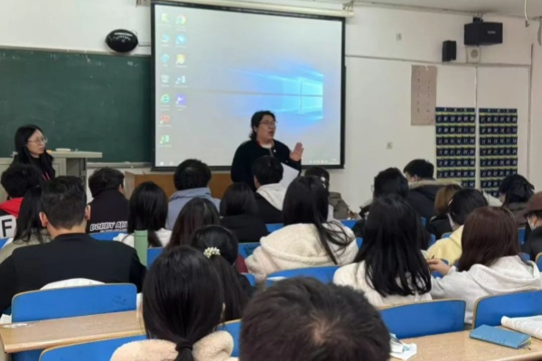 培根鑄魂擔使命，啟智潤心育新人?———“書記進課堂”共促教學質(zhì)量提升