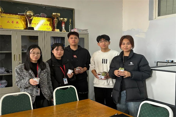 保定理工學(xué)院經(jīng)濟(jì)學(xué)院開展“播種綠色希望，共建美麗校園”植樹節(jié)主題活動(dòng)