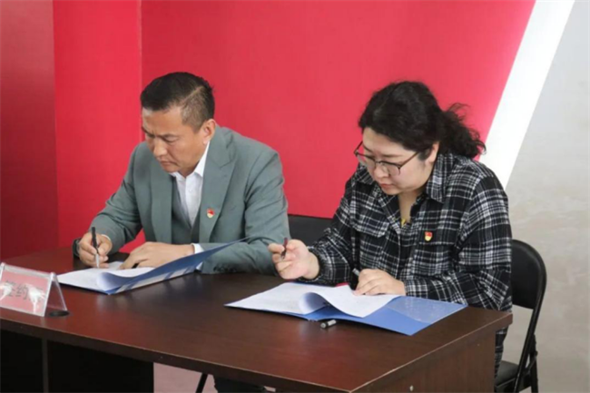 保定理工學院經(jīng)濟學院與東小莊村黨建聯(lián)建共建簽約暨大學生志愿服務(wù)社會實踐基地啟動儀式圓滿舉行