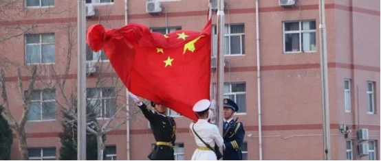愛國教育保定理工學(xué)院會(huì)計(jì)學(xué)院以青春之名，護(hù)國旗飄揚(yáng)——升旗儀式