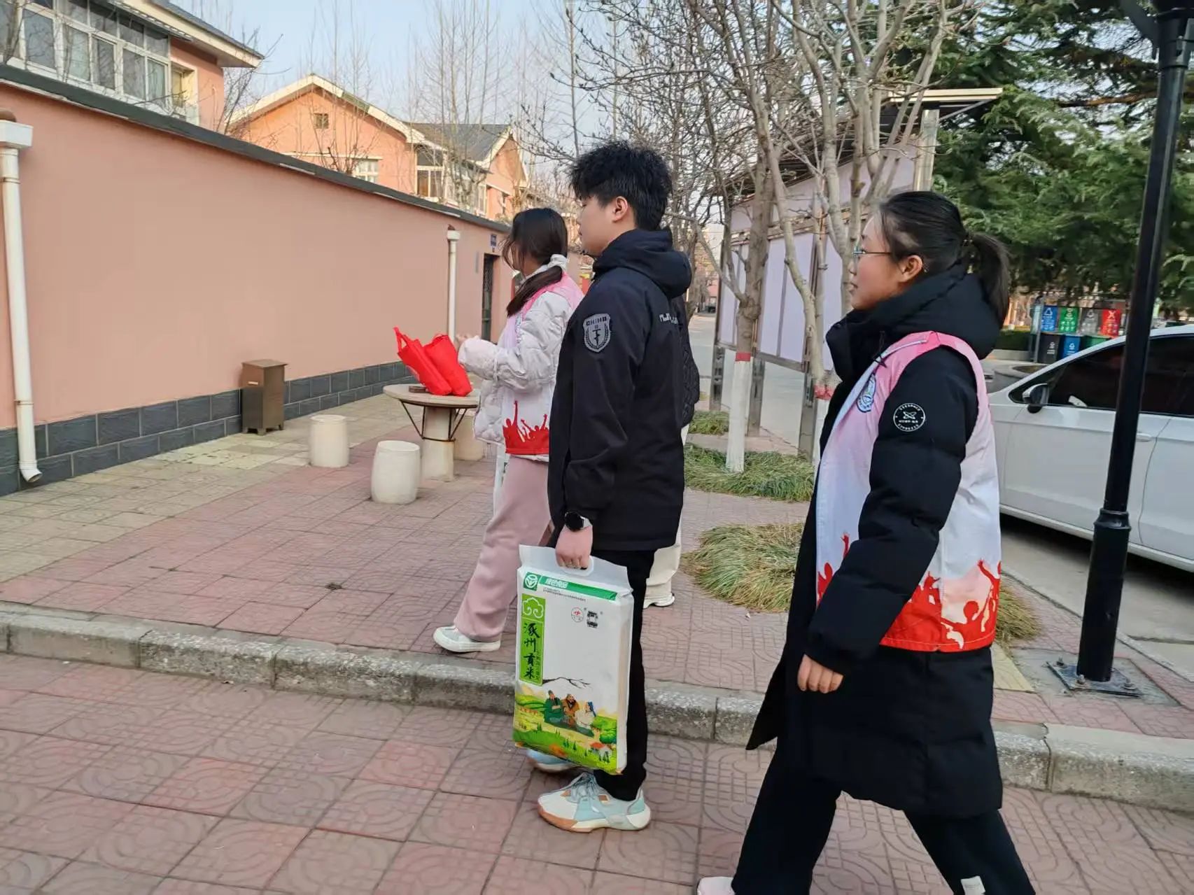 沐雷鋒之光，踐志愿之行