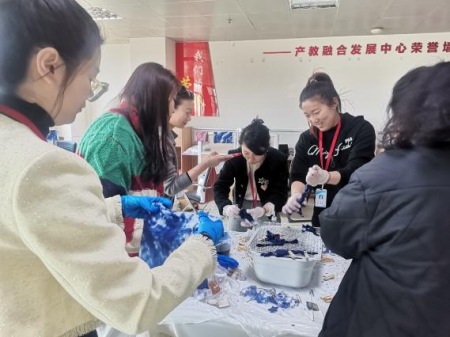 扎染啟新韻 傳承向未來 視覺傳達設(shè)計專業(yè)扎染教學活動成果豐碩