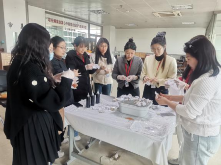 扎染啟新韻 傳承向未來 視覺傳達設(shè)計專業(yè)扎染教學活動成果豐碩