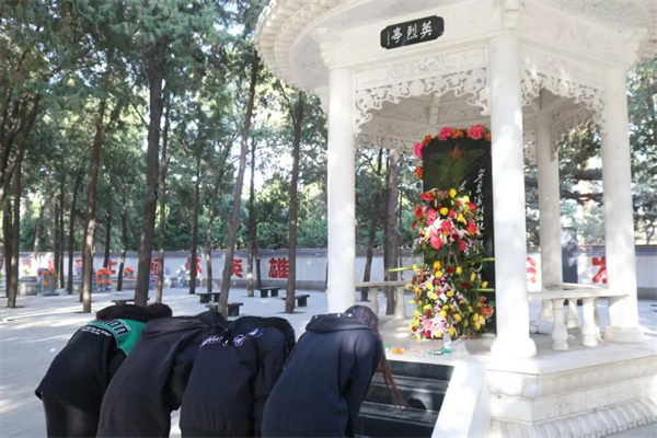 【黨心凝聚，團(tuán)建生輝】清明祭忠魂，追遠(yuǎn)思奮進(jìn)——保定理工學(xué)院經(jīng)濟(jì)學(xué)院開(kāi)展徒步祭掃烈士陵園活動(dòng)