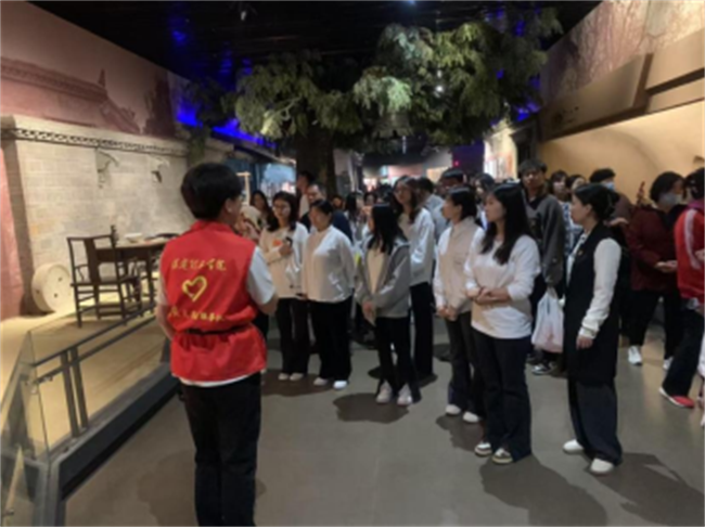 傳承紅色基因，勇做時(shí)代新人//外國語學(xué)院組織青年黨員去冉莊學(xué)習(xí)