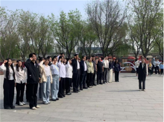 傳承紅色基因，勇做時(shí)代新人//外國語學(xué)院組織青年黨員去冉莊學(xué)習(xí)
