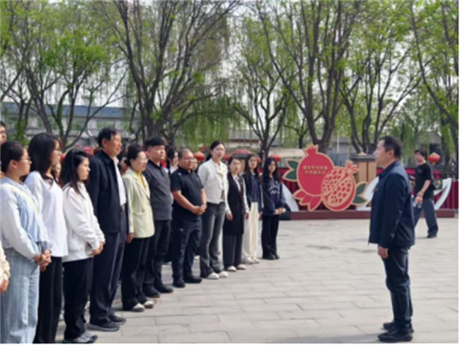 傳承紅色基因，勇做時(shí)代新人//外國語學(xué)院組織青年黨員去冉莊學(xué)習(xí)