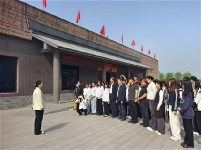 傳承紅色基因，勇做時(shí)代新人//外國語學(xué)院組織青年黨員去冉莊學(xué)習(xí)