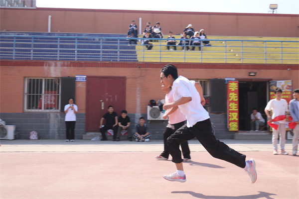 【健行賽場，急救先鋒】“康”體賦能展活力 “經(jīng)”英逐夢共燃情——經(jīng)濟學(xué)院聯(lián)合康復(fù)醫(yī)學(xué)院共同舉辦4*100M激情接力比賽