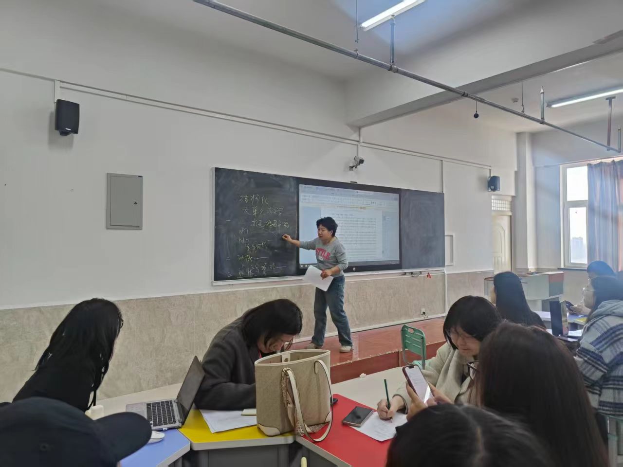 春風(fēng)化雨育桃李，論文指導(dǎo)啟新程