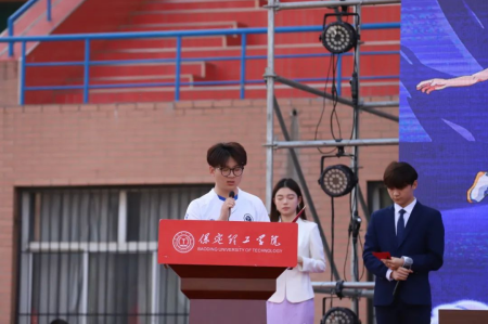 “馳騁綠茵舞臺，綻放拼搏華彩”