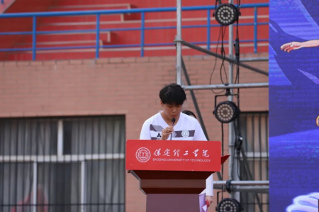 “馳騁綠茵舞臺，綻放拼搏華彩”