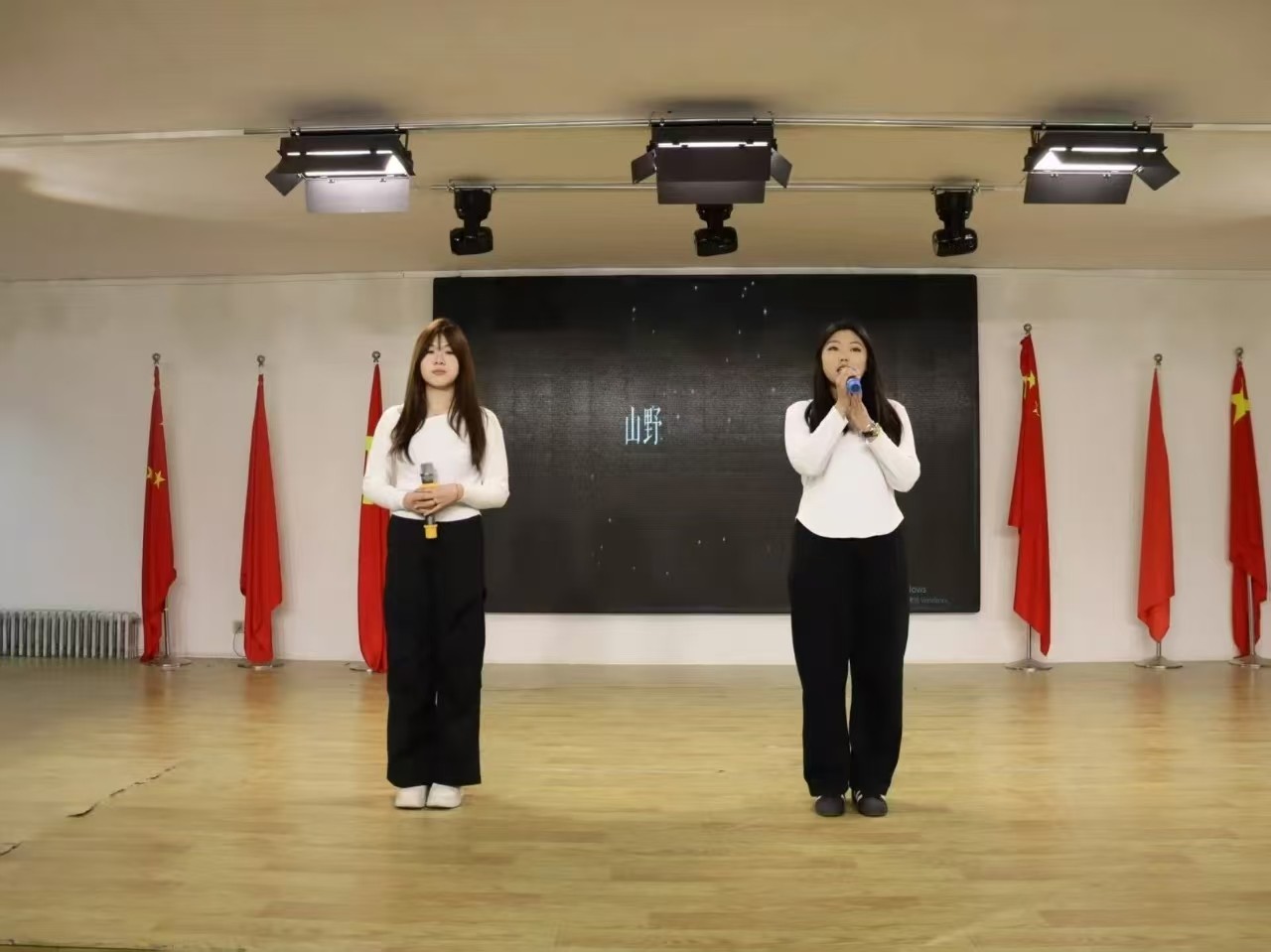 弘揚(yáng)雷鋒精神，爭(zhēng)做時(shí)代新人